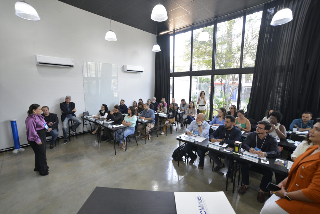 evento corporativo em uma sala de treinamento dentro de um coworking