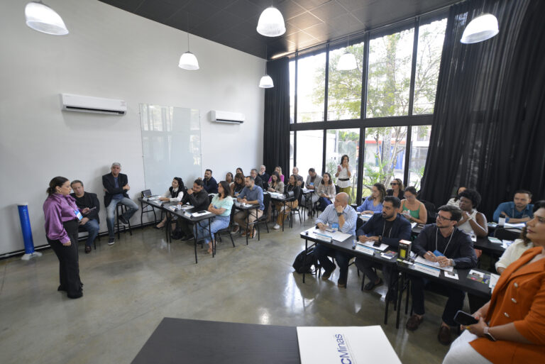evento corporativo em uma sala de treinamento dentro de um coworking