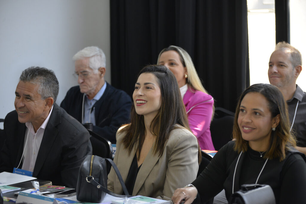 homens e mulheres sorrindo em eventos corporativos, dentro de um coworking